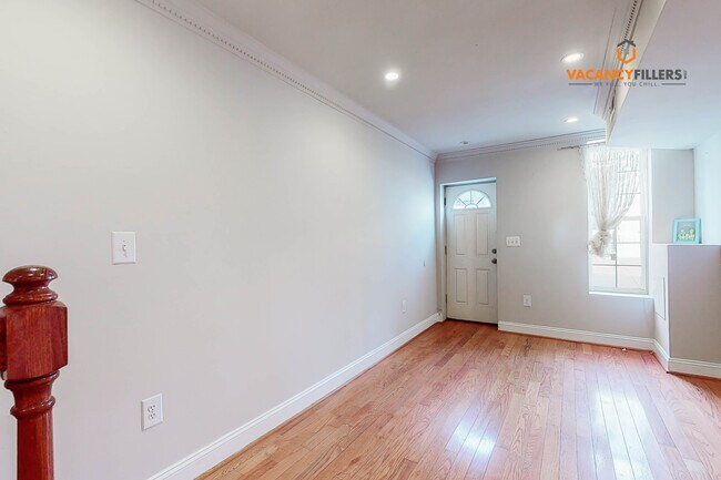 Building Photo - 3 bed renovated townhouse in Fells Point! ...