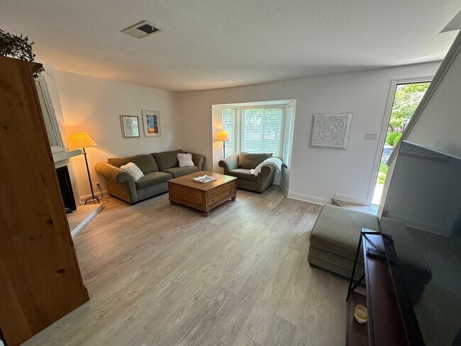 Foto del edificio - 3 Bed 1.5 Bath Townhome In Walnut Creek W/...