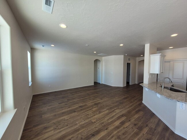 Building Photo - Stunning home in N.E. Nampa