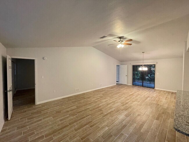 Foto del edificio - Beautiful Single Family Home! $2395/1085ft2-South Sarasota, 3-Bed/2-Bath, Fully Renovated: Annual...