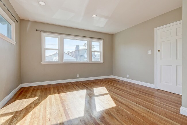 living room - 423 28th St