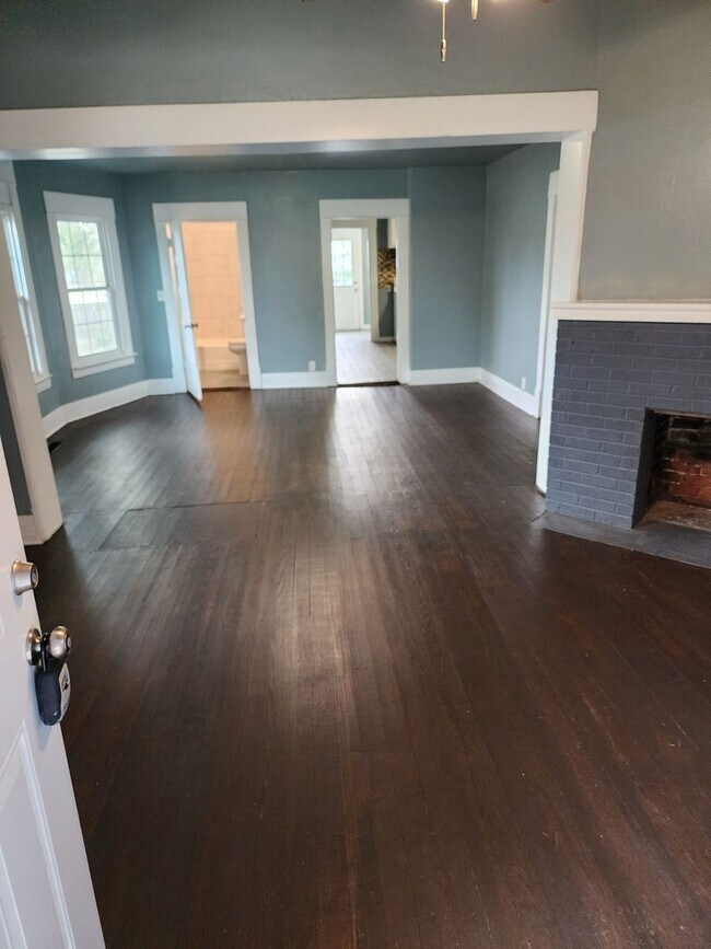 Foto del edificio - Charming 3-Bedroom, 1-Bath Home – $1,200/M...