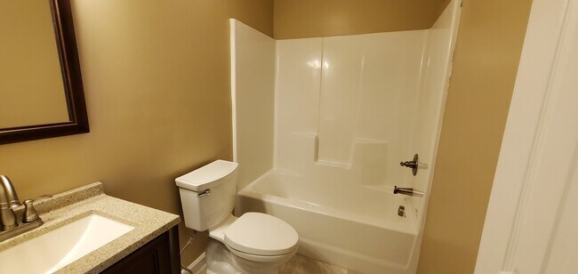 Baño #2 - 1019 E Boyd St