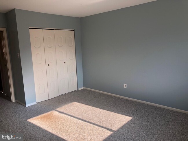 Building Photo - 603 Valley Dr