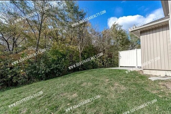 Building Photo - Stunning Northland Townhome-Available NOW!!