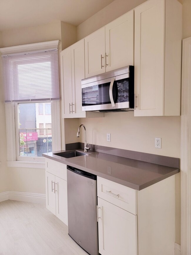 Photo - Broadwell, LLC (Broadway-Powell) Apartment