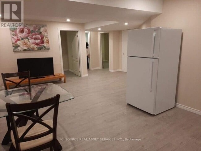 Photo du bâtiment - 8 Headford Ave