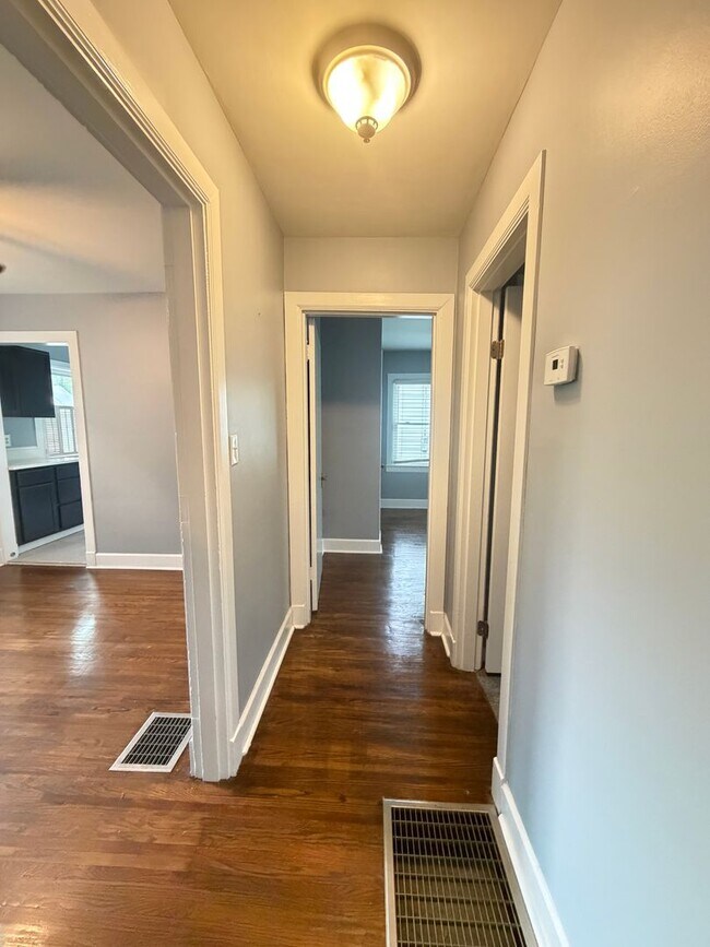 Foto del edificio - 3 Bedroom Home With A  Basement And Large Back Yard