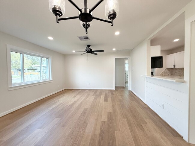 Building Photo - Spacious 3/2/1 w/ Study in Red Bluff Terrace (Pasadena)