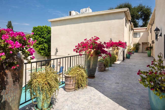 Building Photo - White Oak Apts.