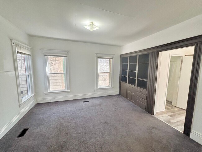 Foto del edificio - Spacious 5 Bedroom 2 Full Bath House | Front Porch | Back Yard | Off Street Parking | in-Unit Lau...
