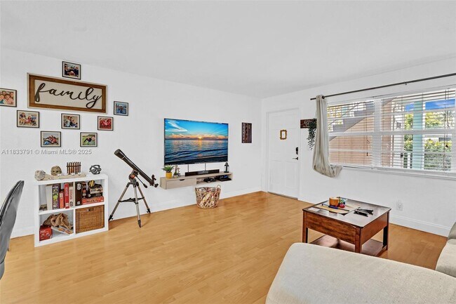 Foto del edificio - 2715 NE 49th St
