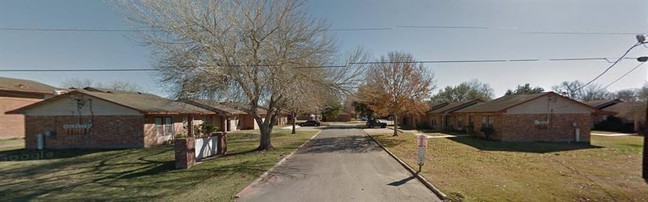 Building Photo - 1820 Red River Dr
