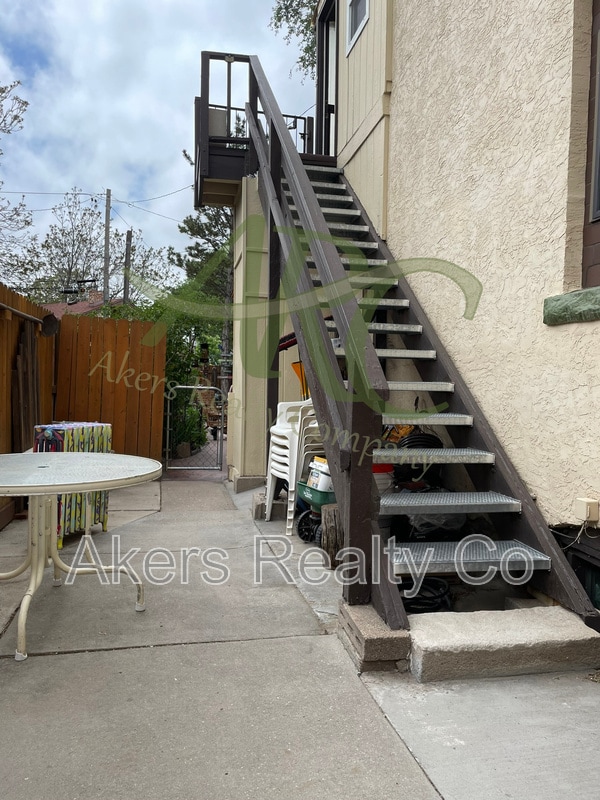 Building Photo - 205 1/2 E Adams Ave