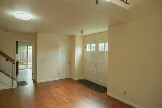 Building Photo - 120 Amber Oak Ct