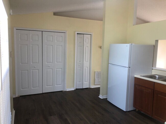 Building Photo - 3/2/2 Close to shopping and 415.  Open hou...