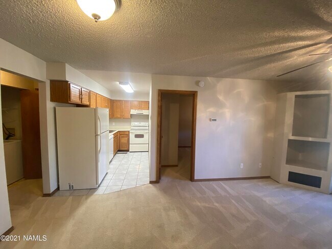 Building Photo - 5701 N Villa Cir