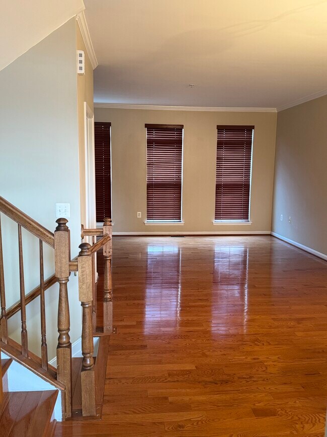 Building Photo - 5522 Hartfield Ave