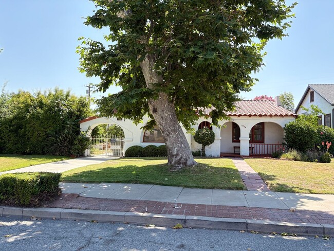 Charming Spanish Colonial house with huge ... - Charming Spanish Colonial house with huge ...