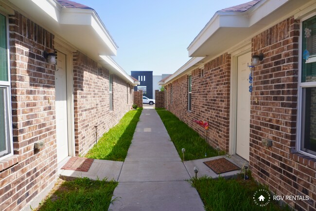 Building Photo - 2802 W Primrose Ave