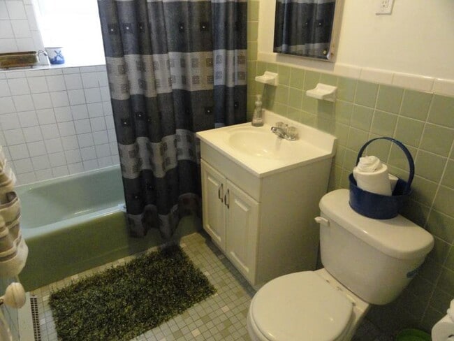 Building Photo - 402 Highland Ave