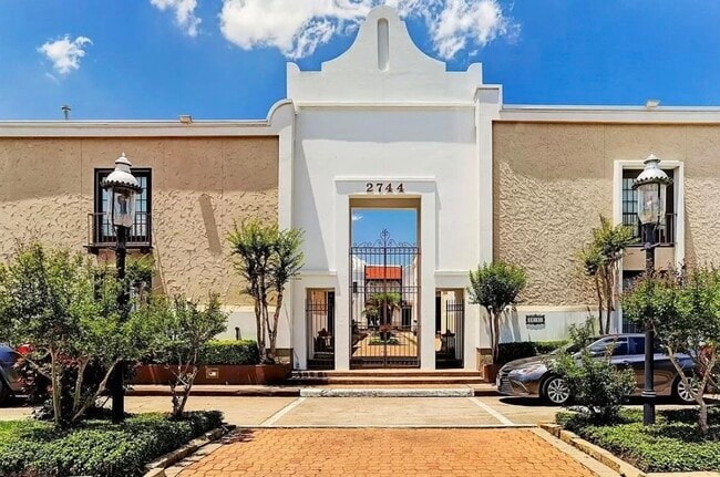 Building Photo - 2744 Briarhurst Dr