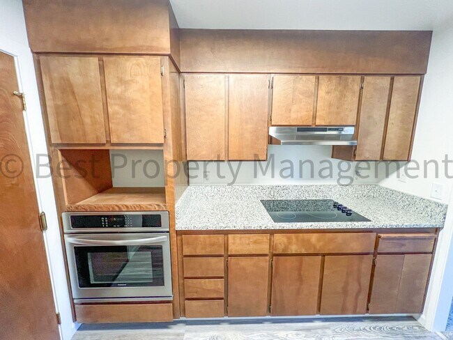 Foto del edificio - 1-bedroom, 1.5-bathroom townhome in the he...