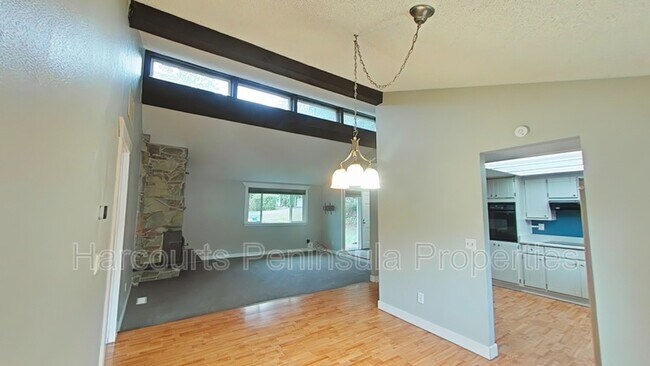 Foto del edificio - 562 NE Silver Pine Dr