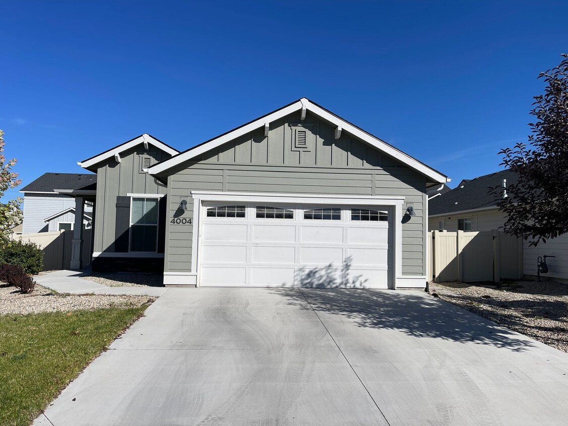 Foto principal - Newly Built 3 Bedroom Home w/ Hardwood Flo...