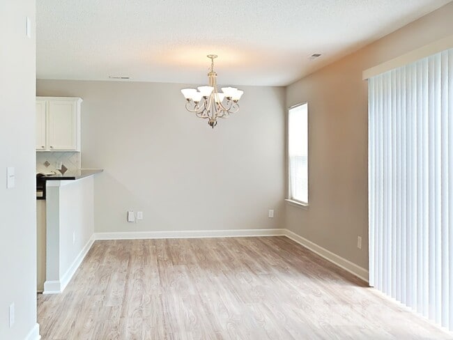 Foto del edificio - 9245 Simonton Dr