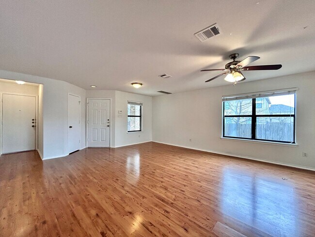 Foto del edificio - 2417 McCook Dr