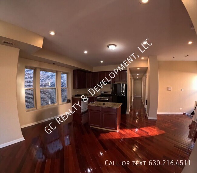 Building Photo - 5816 S Michigan-Unit 2