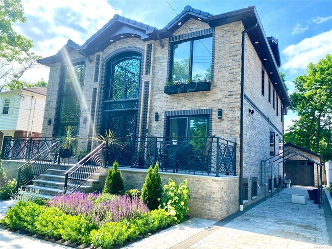 Foto del edificio - 244-55 61st Ave
