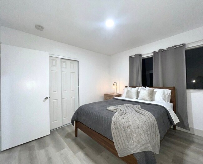 Foto del edificio - 9732 Bushard St