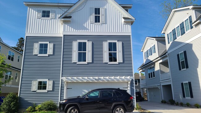 Building Photo - Like-New Two-Unit Condo in Sought-After Ch...