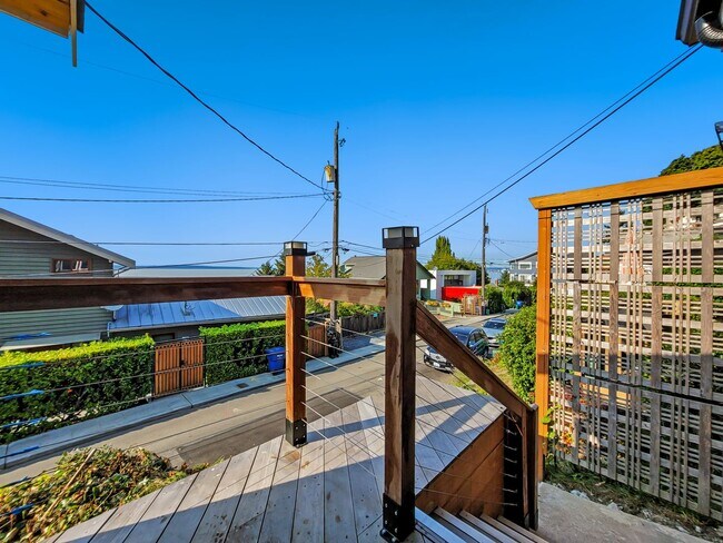 Foto del edificio - Remodeled Alki Beach Home with Puget Sound...