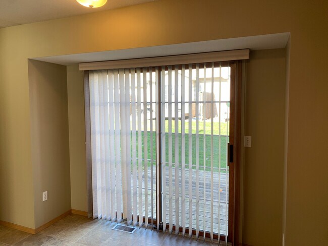 Foto del edificio - 1023 Maple Hill Rd