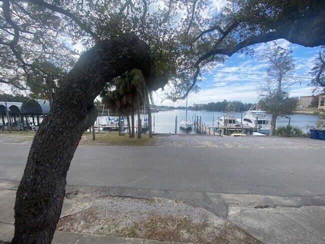 Foto del edificio - Cozy & Economical Unit in The Cove w/Waterfront Views of Massalina Bayou & Marina!