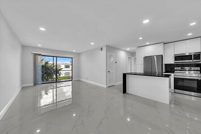 Foto del edificio - 140 Cypress Club Dr