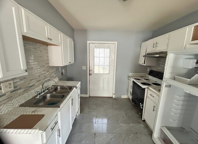 Building Photo - 1328 Lambert St