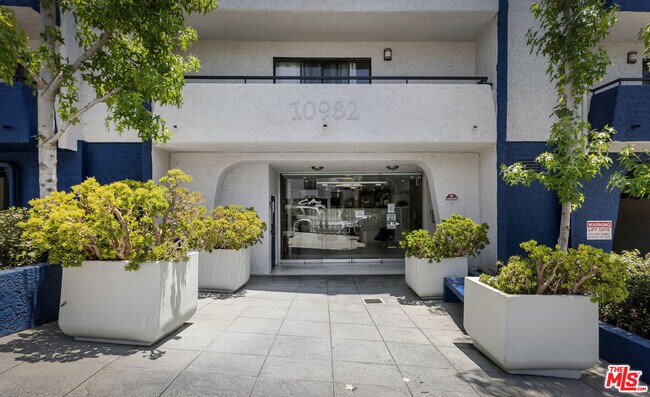 Foto del edificio - 10982 Roebling Ave