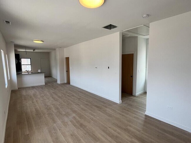 Building Photo - 1005 W 32nd St