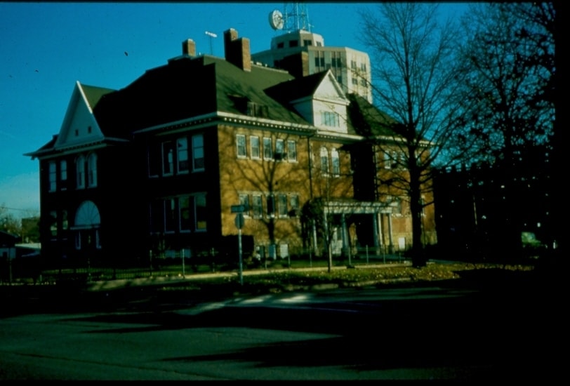 212 W Healey St, Champaign, IL 61820 Apartments in Champaign, IL