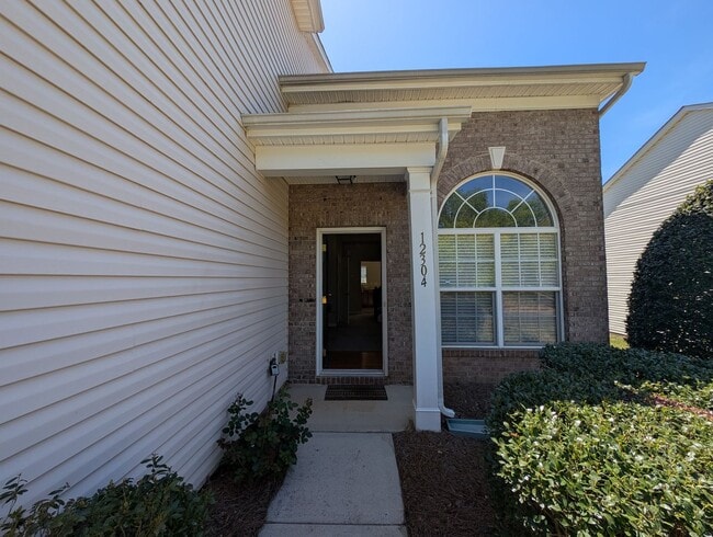 Building Photo - Cozy End Unit Townhome located in the Carolina Crossing community!
