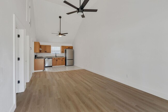 Foto del edificio - Fully Renovated Fairview Condo