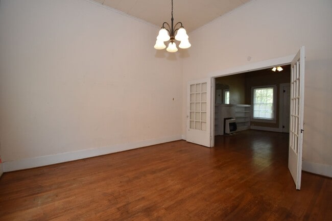 Building Photo - Centrally Located 2 Bed Close to Tech!