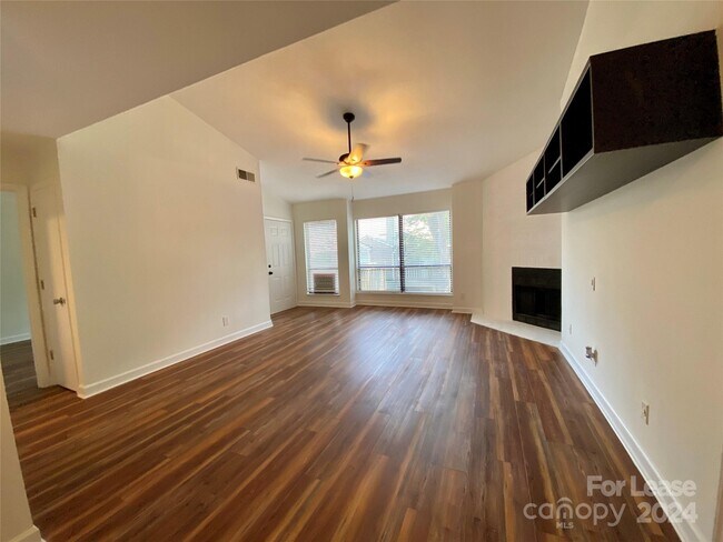 Foto del edificio - 1604 Sharon Rd W
