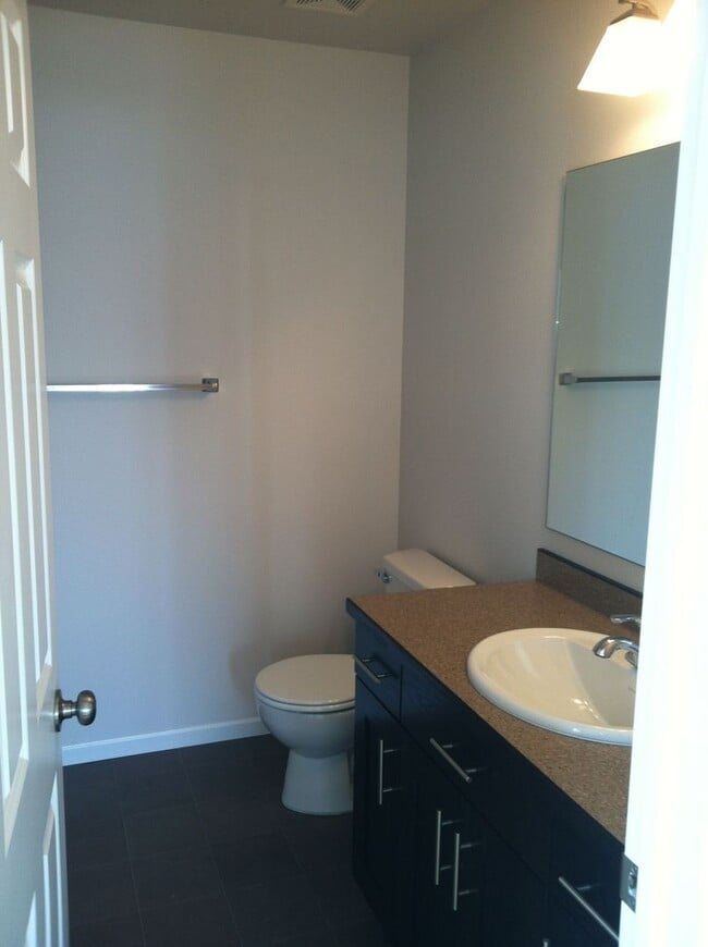 Building Photo - 3 Bed 3 Bath Single Family Home