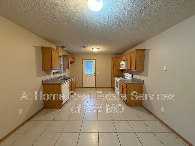 Building Photo - 1171 N Northwood Ave