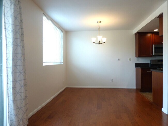 Foto del edificio - Large San Pedro Condo for Lease | 3 Bed - 2 Bath | 2 Garage Spaces